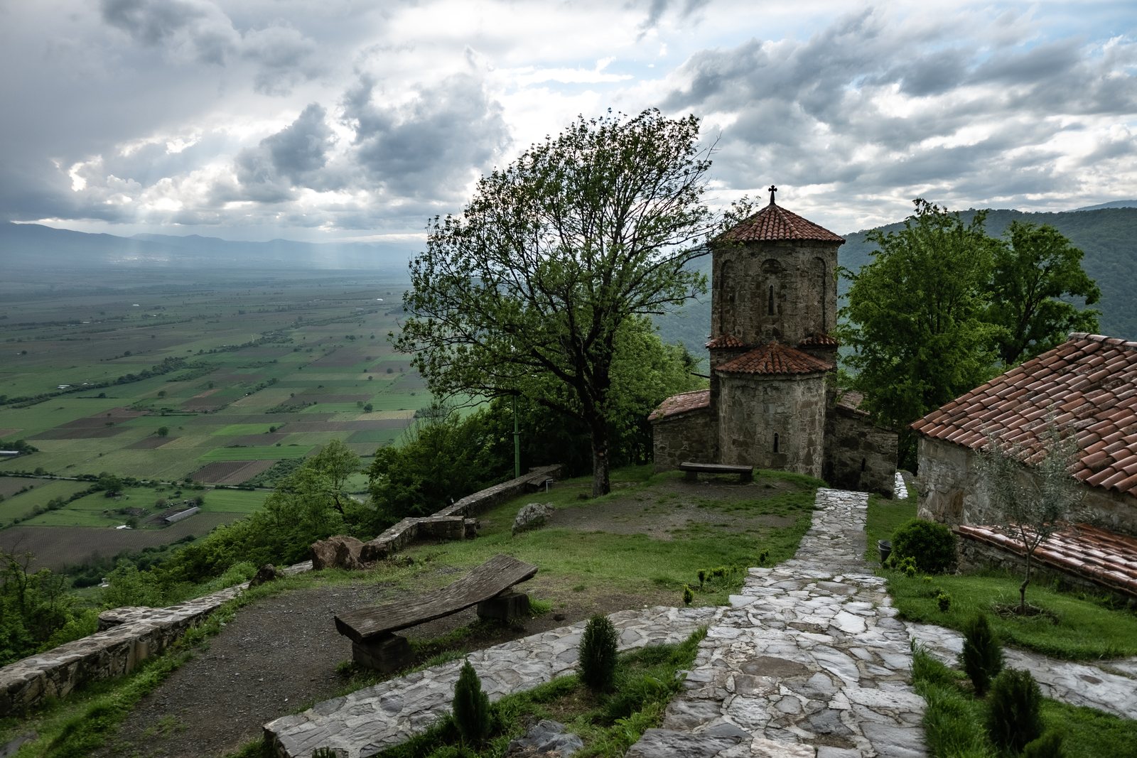 El monasterio de Nekresi sobre el verde valle del Alazani en abril