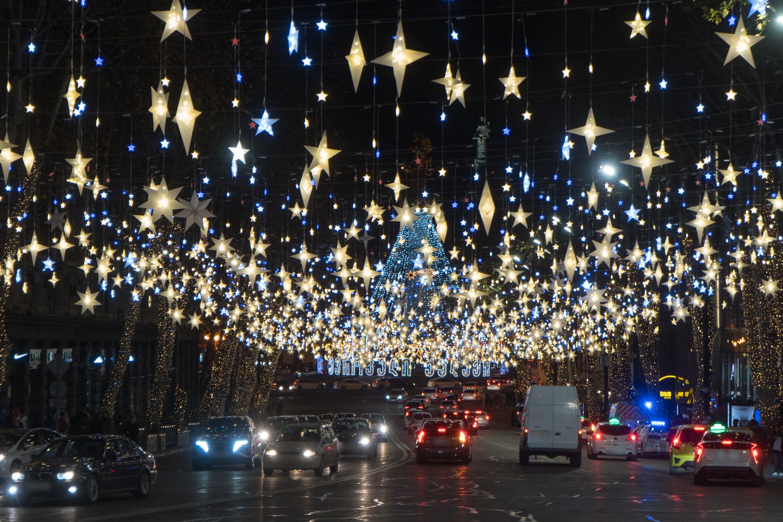 Luces en forma de estrella colgadas sobre la avenida Rustaveli de Tiflis en diciembre
