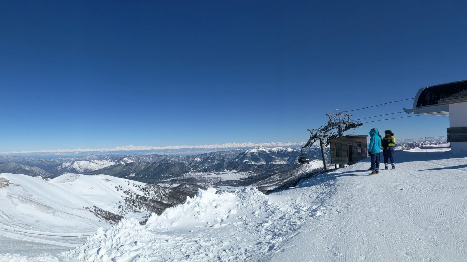 Estación superior de un telesilla sobre Bakuriani, con montañas nevadas en febrero