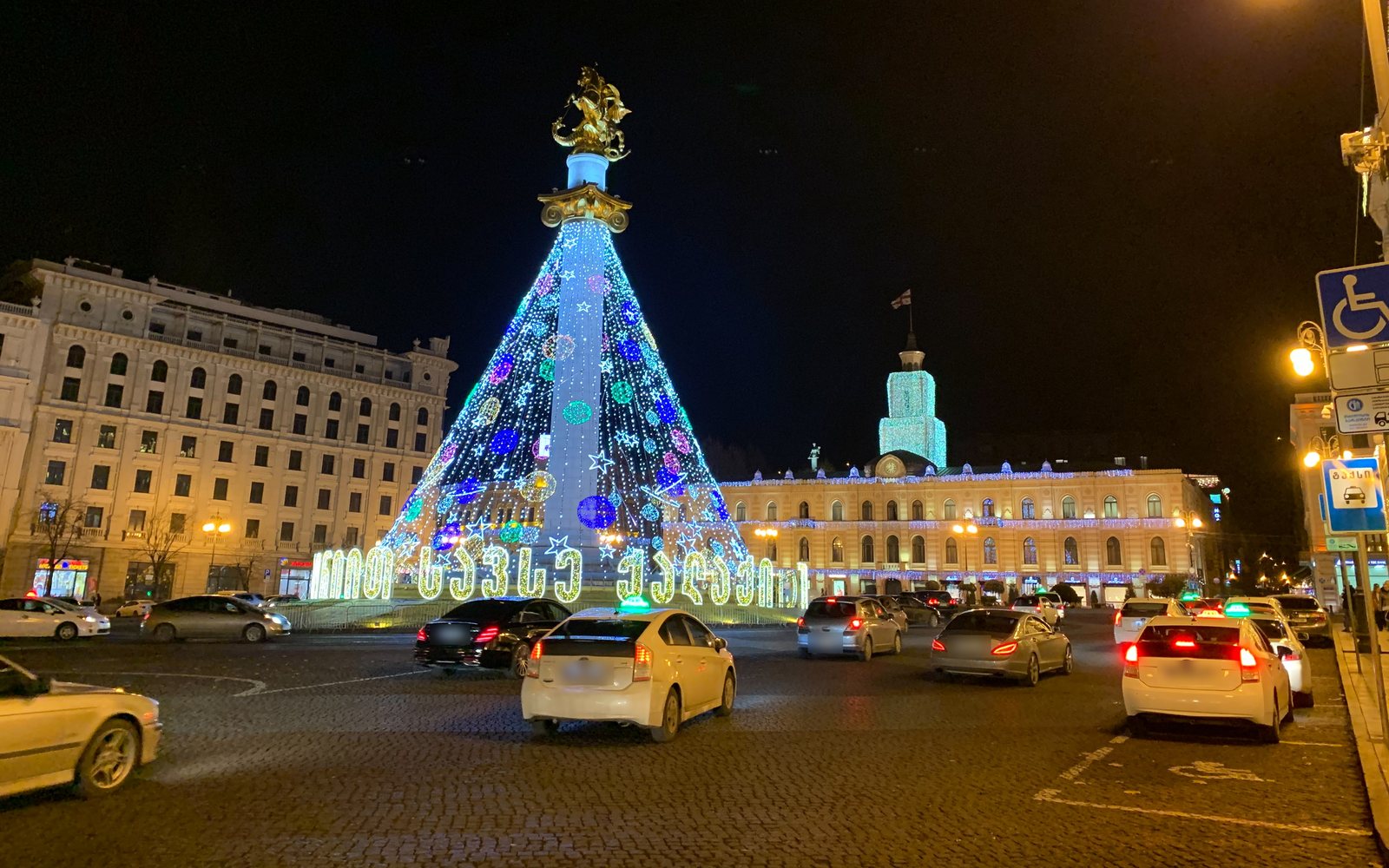 Árbol de Año Nuevo en torno a la columna de la plaza de la Libertad de Tiflis en enero