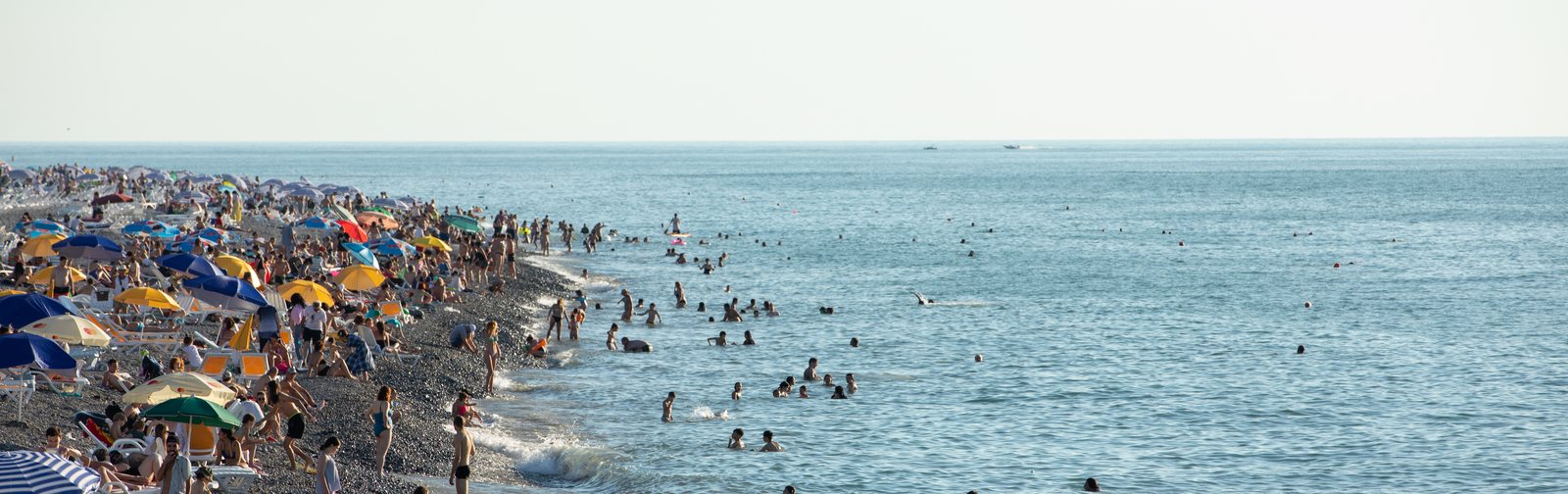 Bañistas en la playa y en el mar de Batumi en julio