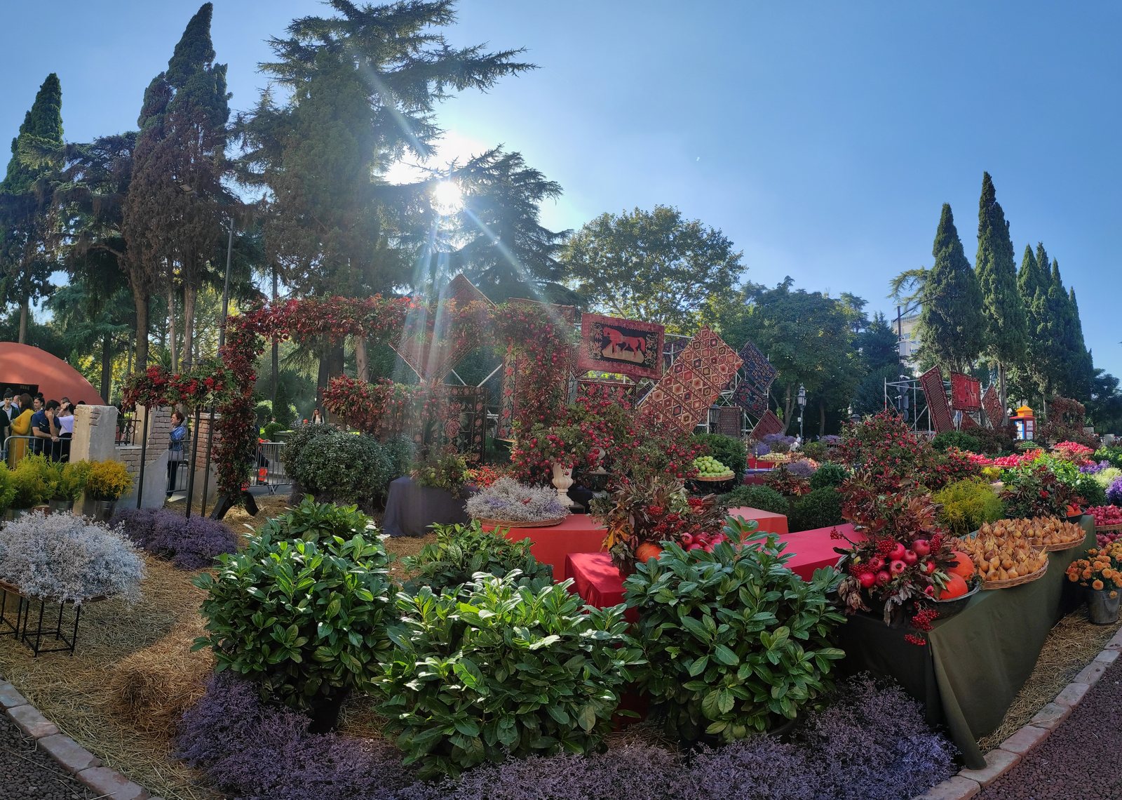 Exposición de la cosecha con granadas, calabazas y flores en el Tbilisoba, en el parque Leonidze, en octubre