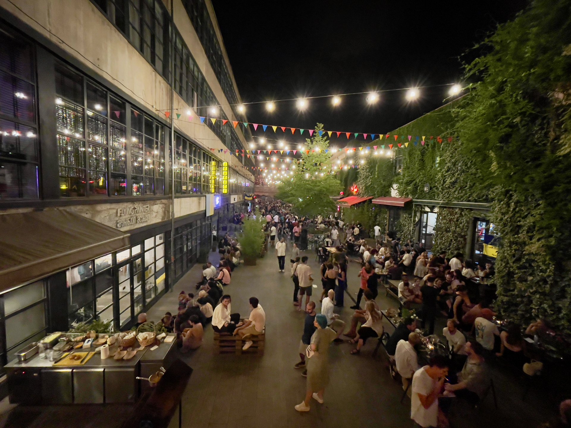 Axşam Tbilisidə Fabrika həyəti