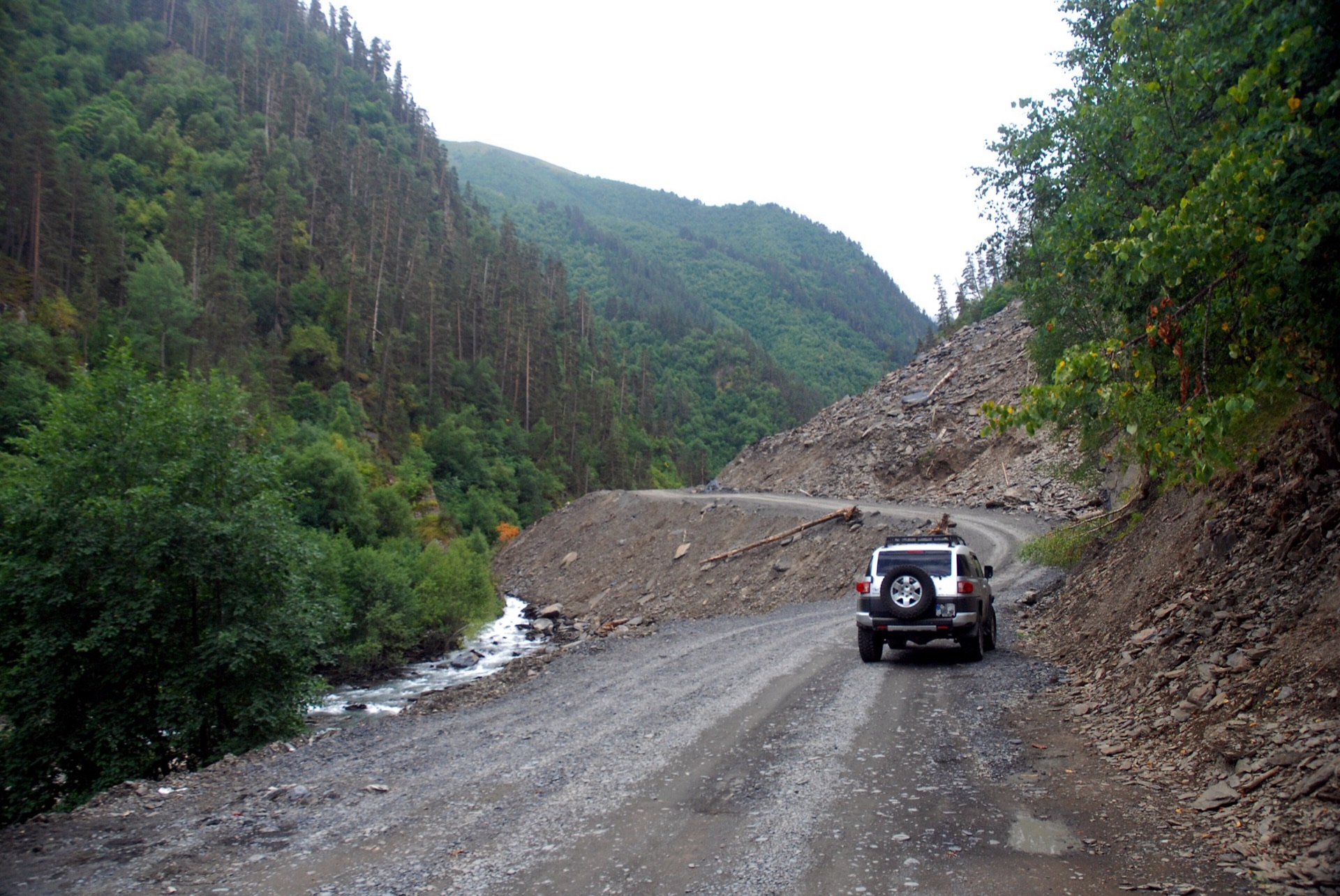 Tuşeti yolunda SUV
