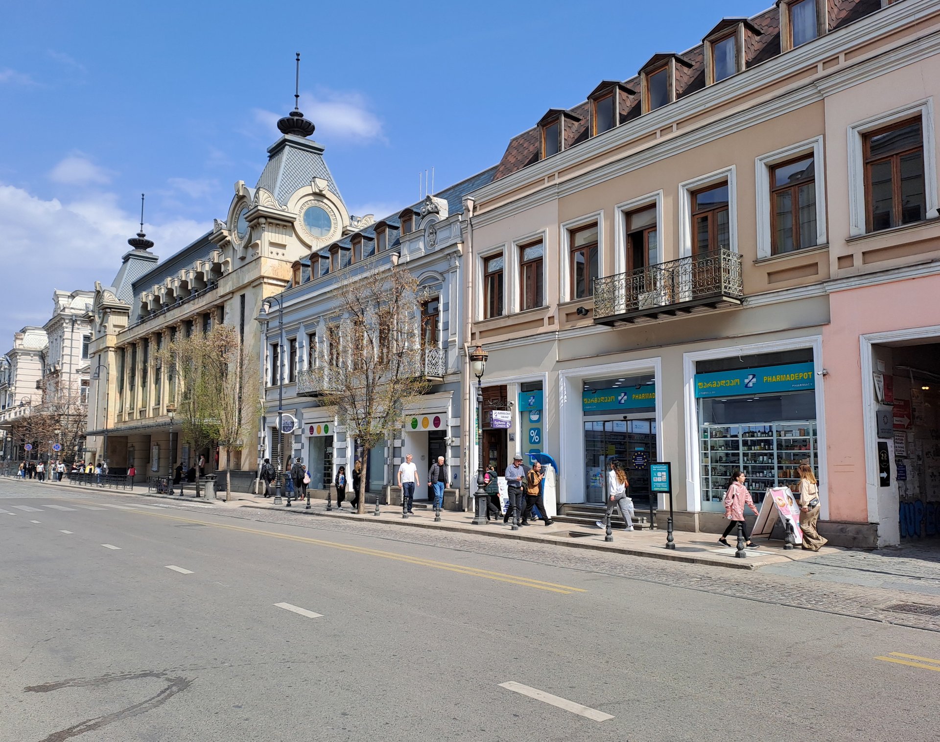 Geschäfte an der Agmaschenebeli-Allee in Tiflis