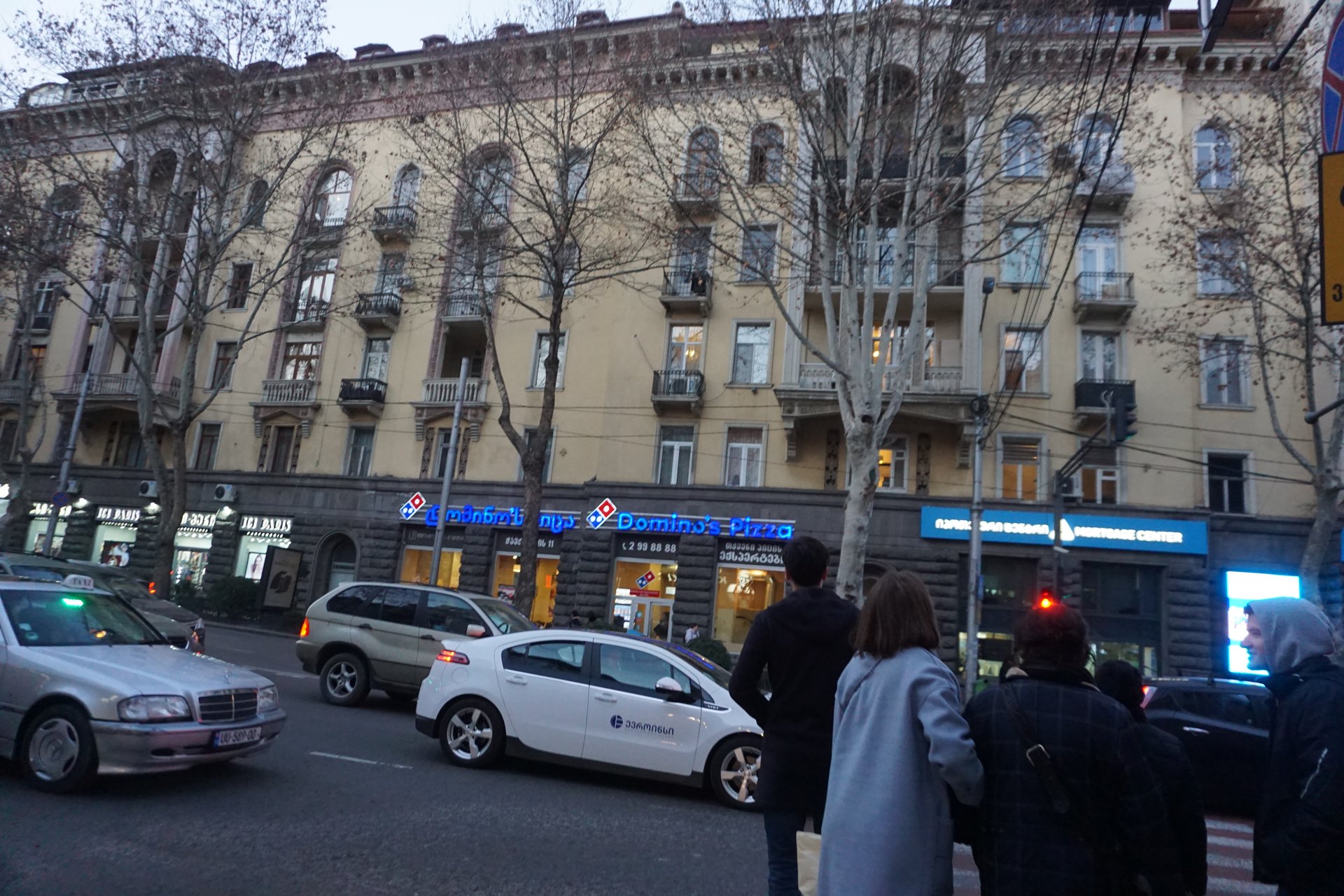 Un taxi en la avenida Chavchavadze de Tiflis