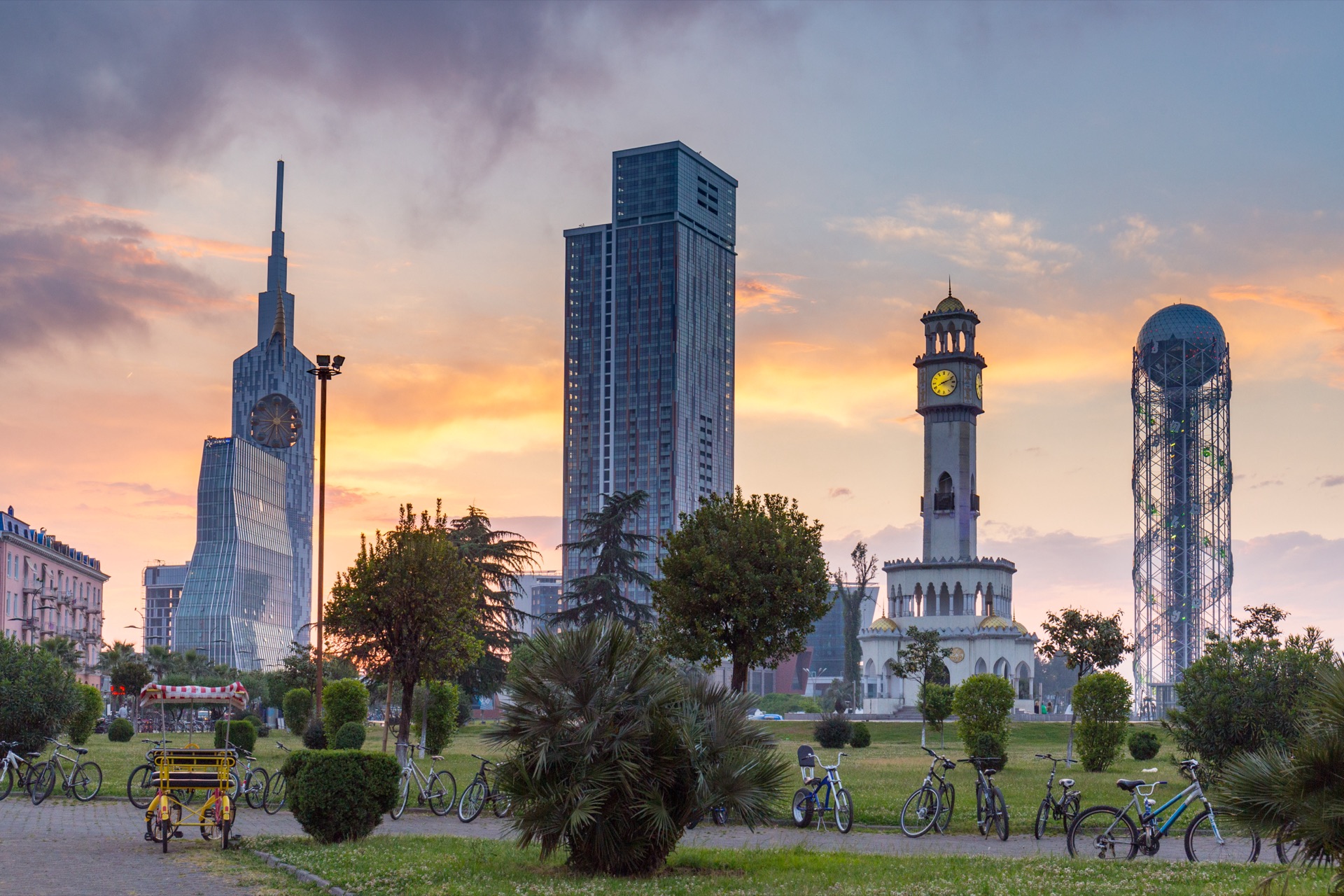 Wieża Alfabetu i hotel Radisson Blu w Batumi o zachodzie słońca