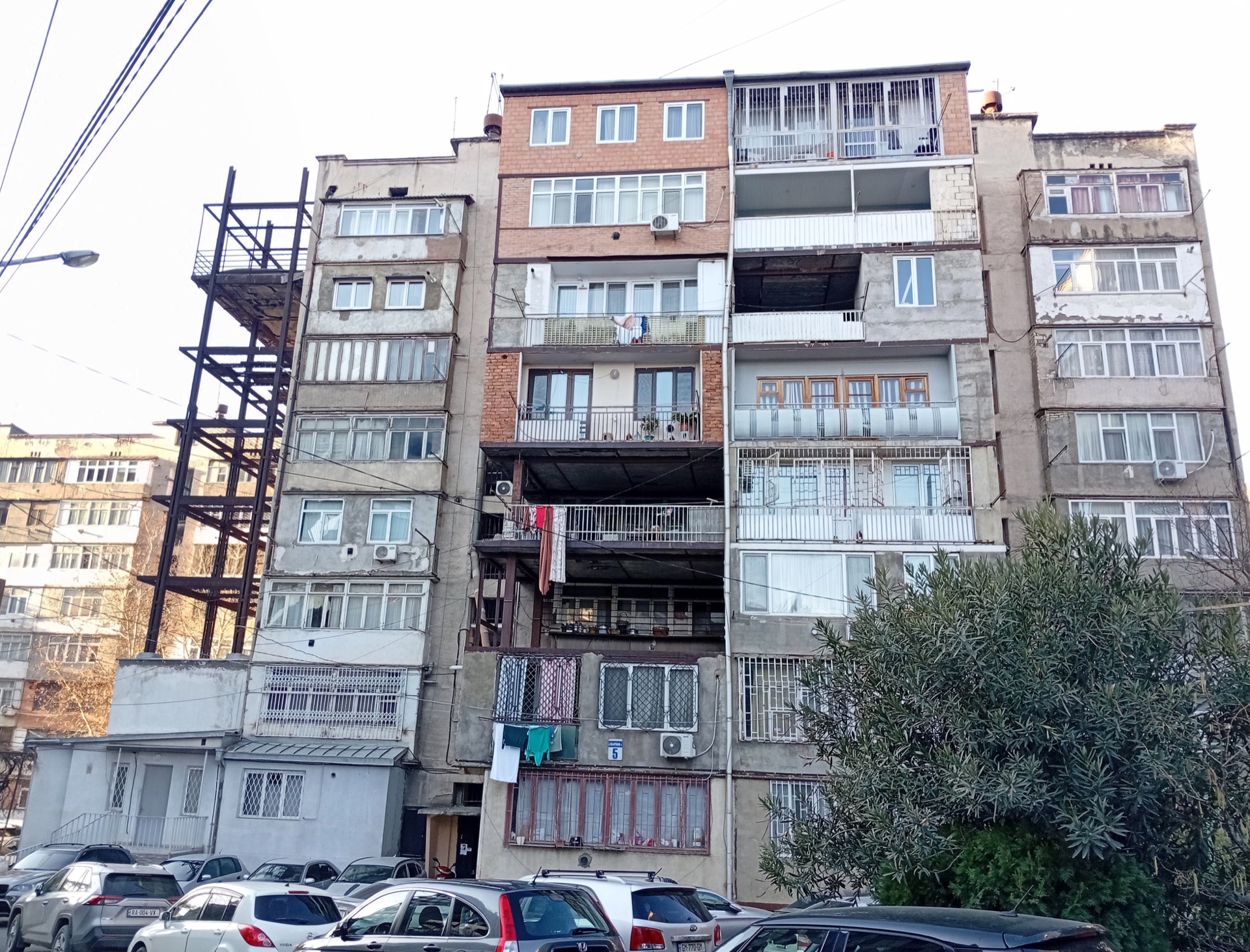 Tiflis'te Kakhi Shevardnadze Sokağı'ndaki bir apartman binası